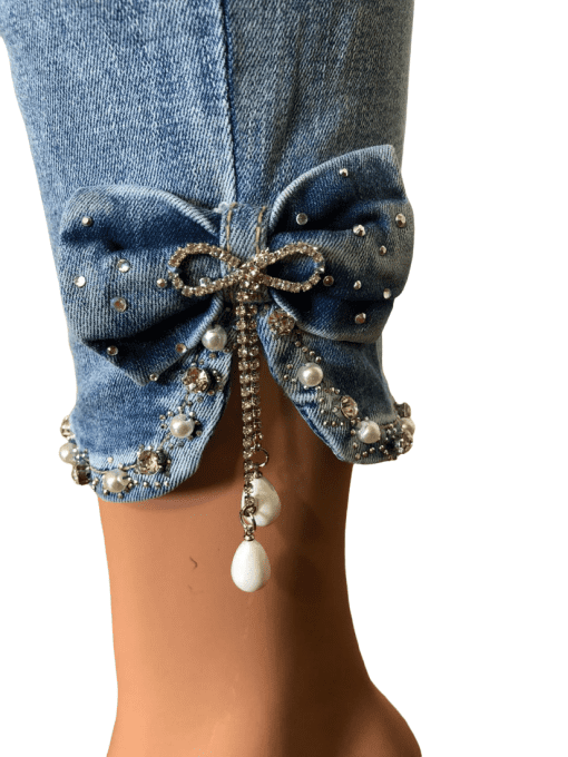 Jeans femme avec perles et petit nœud papillon