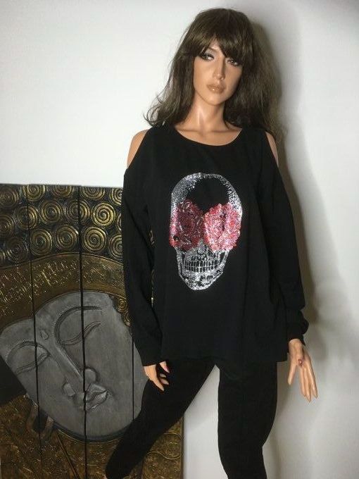 Pull Noir épaule dénudée avec tête de mort en strass argent et rouge