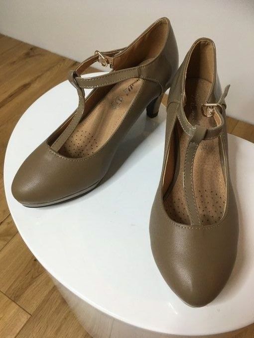 Chaussures femme de couleur taupe