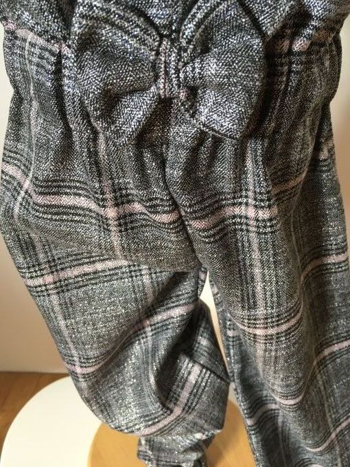 Pantalon à carreaux écossé gris rayures rose