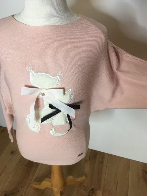 Pull-over rose  avec deux petits chats blanc et petit nœud rose