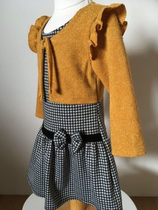 Robe enfant à carreaux noir et blanc avec gilet moutarde intégré à la robe