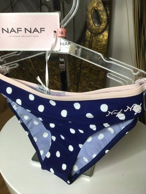 Maillot de bain deux pièces bleu à poids blanc et bordure rose pale NAF NAF