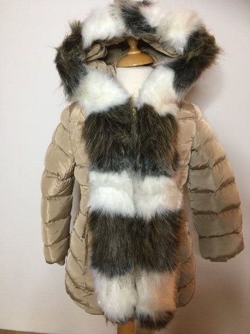 Manteau beige avec fausse fourrure extérieur et fourré à l'intérieur