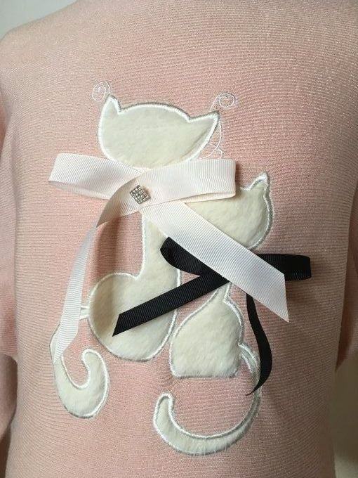 Pull-over rose  avec deux petits chats blanc et petit nœud rose