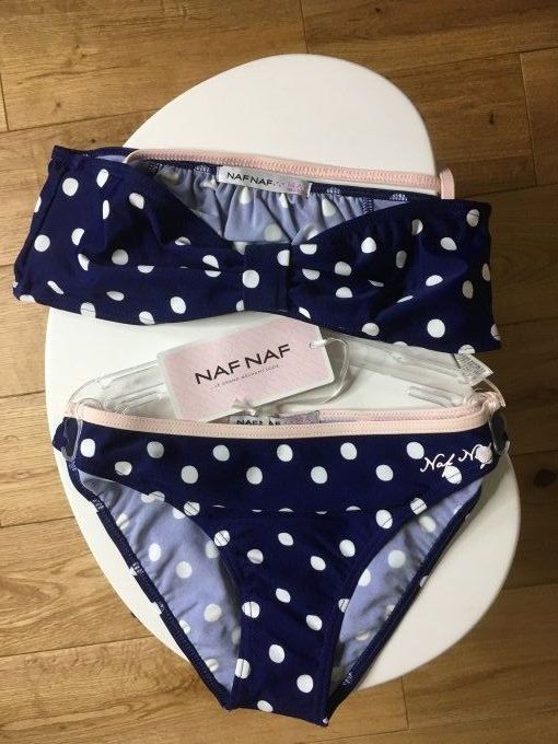 Maillot de bain deux pièces bleu à poids blanc et bordure rose pale NAF NAF