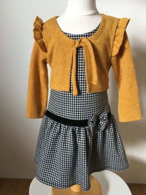 Robe enfant à carreaux noir et blanc avec gilet moutarde intégré à la robe