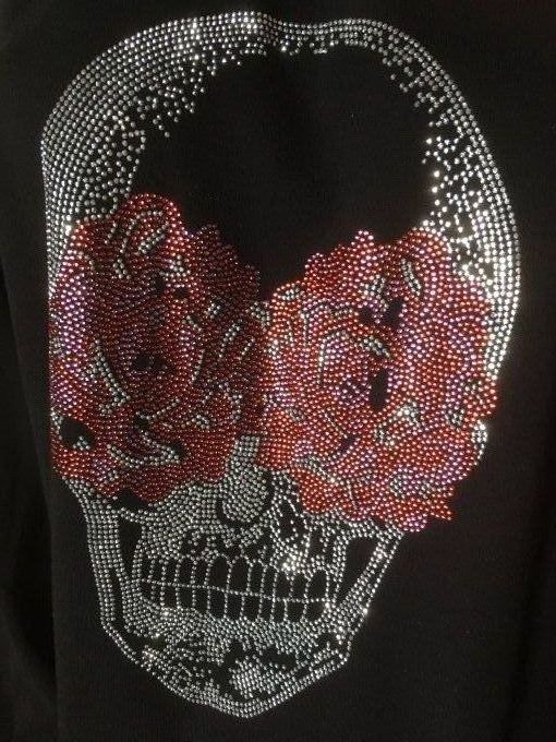 Pull Noir épaule dénudée avec tête de mort en strass argent et rouge